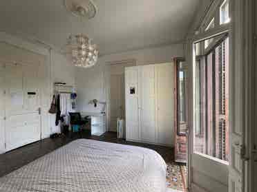 Habitación con balcón en el centro