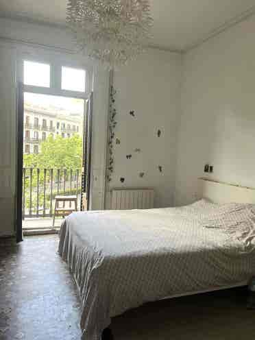 Habitación con balcón en el centro
