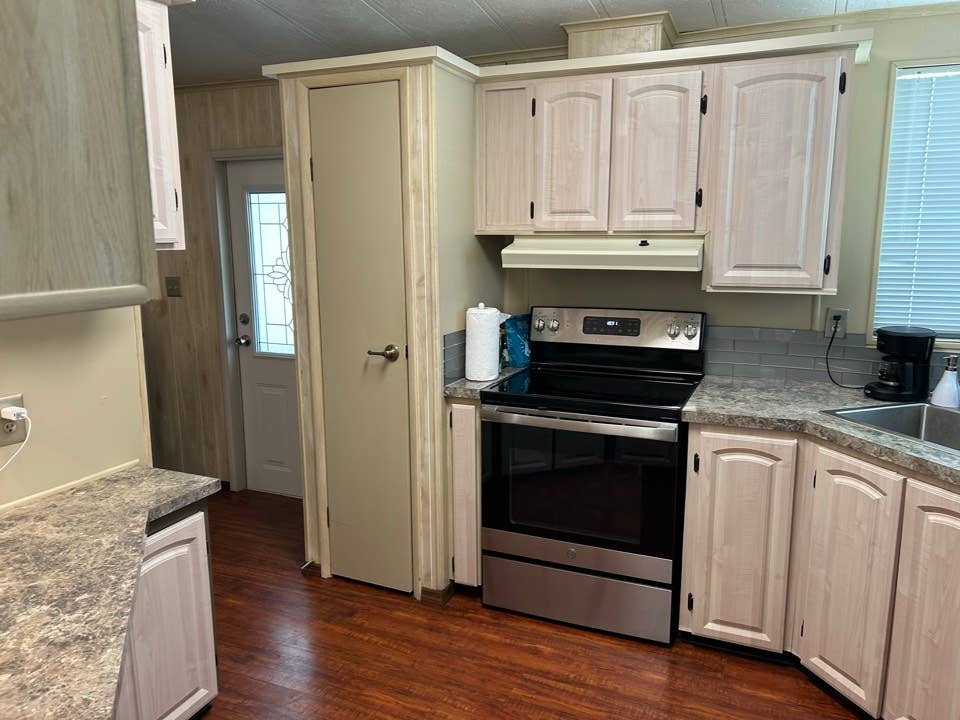 Plant City,  ROOM   Close I -4,