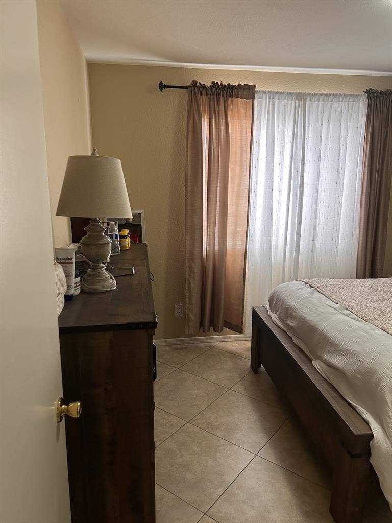 ROOM FOR RENT/FEMALE ROOMATE ONLY