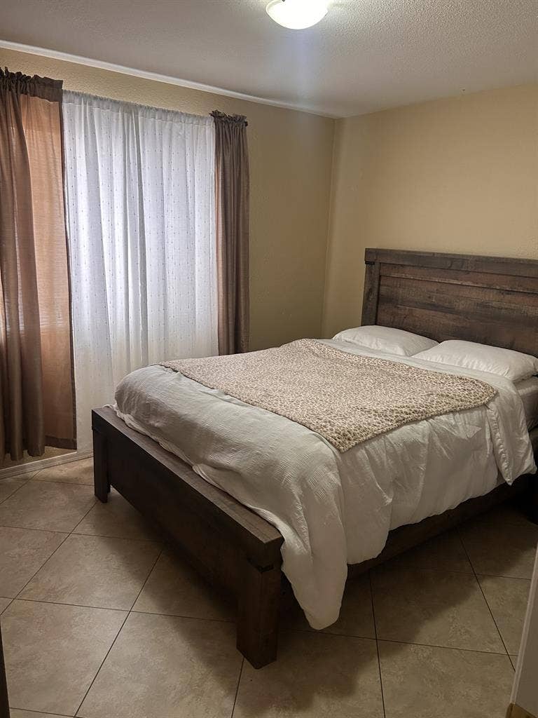 ROOM FOR RENT/FEMALE ROOMATE ONLY