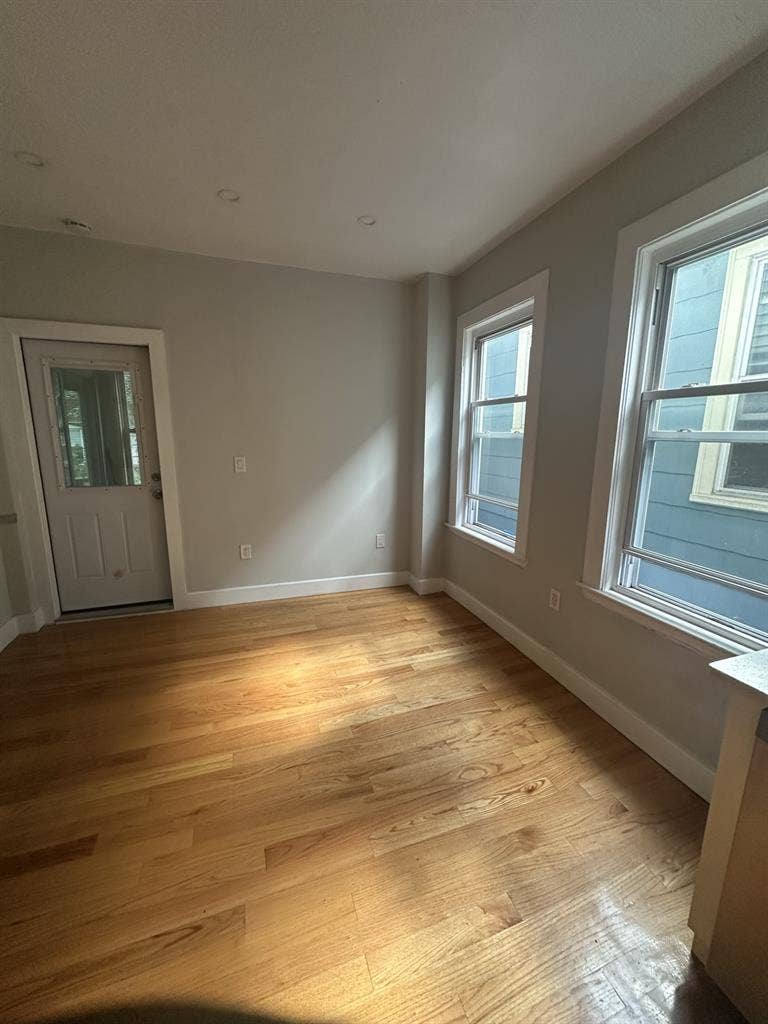 3 BEDROOM IN ROSLINDALE~FEMALE ONLY