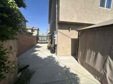 Bdrm available in Lrg Burbank house