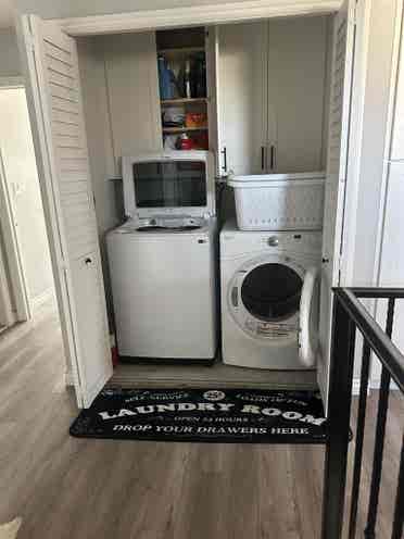 Bdrm available in Lrg Burbank house