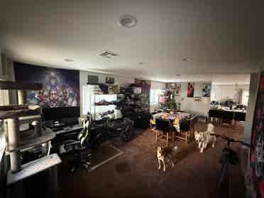 Bdrm available in Lrg Burbank house