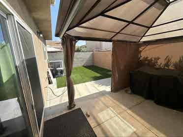 Bdrm available in Lrg Burbank house
