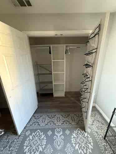 Bdrm available in Lrg Burbank house