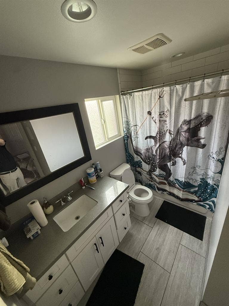 Bdrm available in Lrg Burbank house