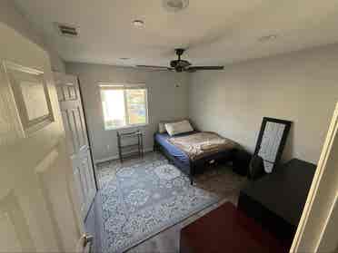 Bdrm available in Lrg Burbank house