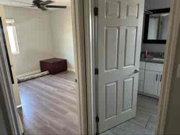Bdrm available in Lrg Burbank house
