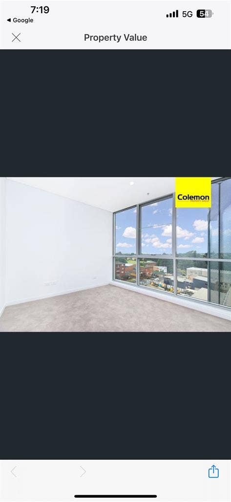 Looking for a single
flatmate