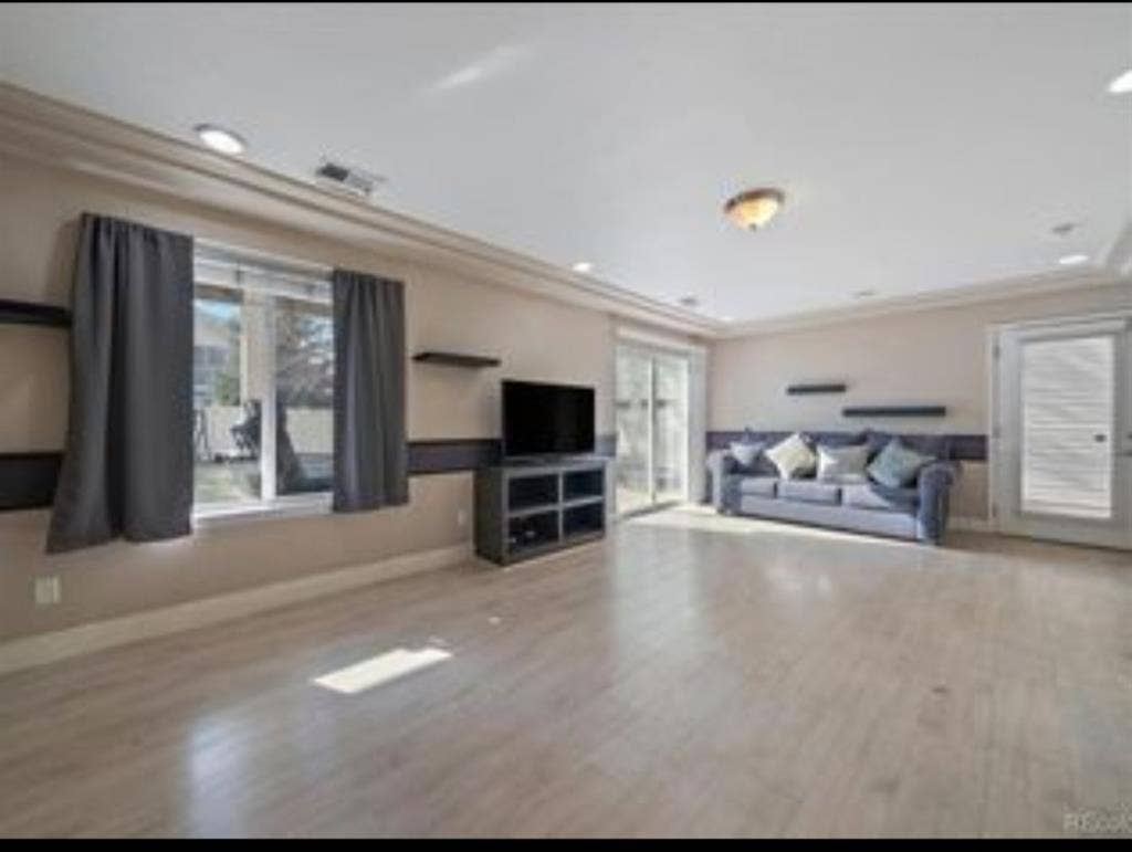 1 Room Available, Awesome House