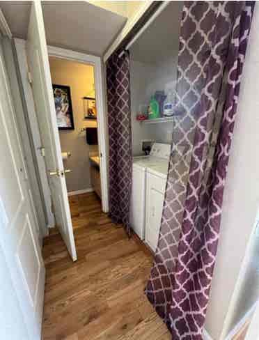 Private room available in townhouse