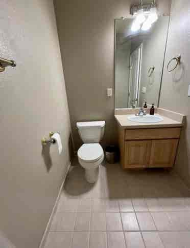 Private room available in townhouse