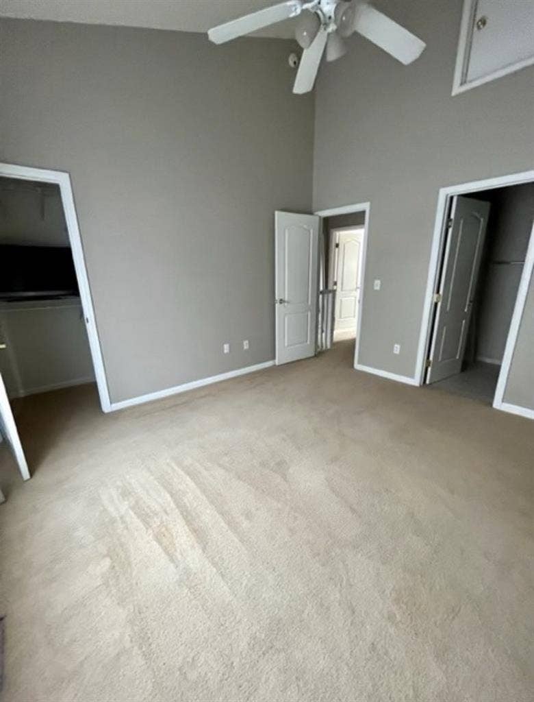 Private room available in townhouse