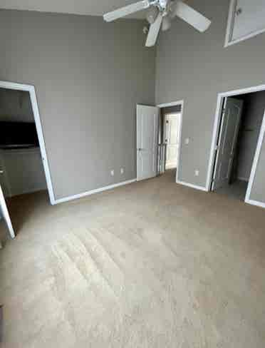 Private room available in townhouse