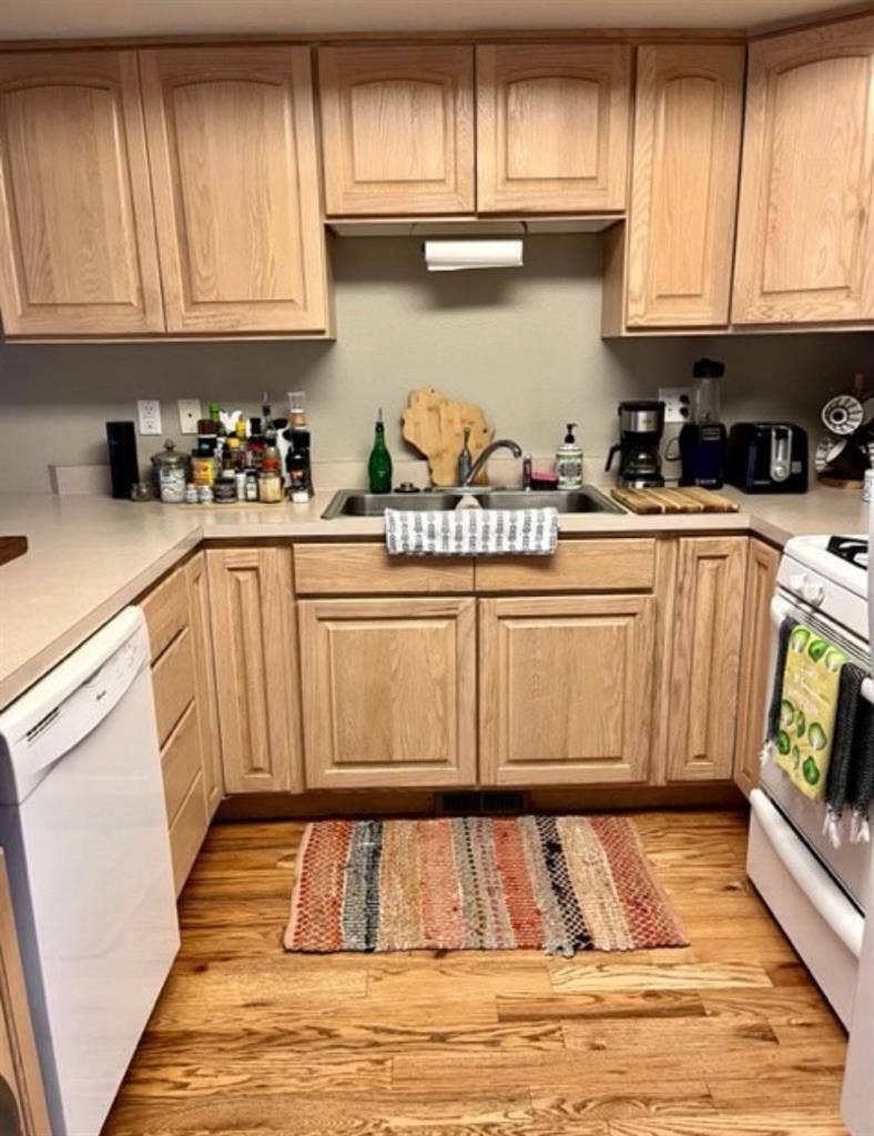 Private room available in townhouse
