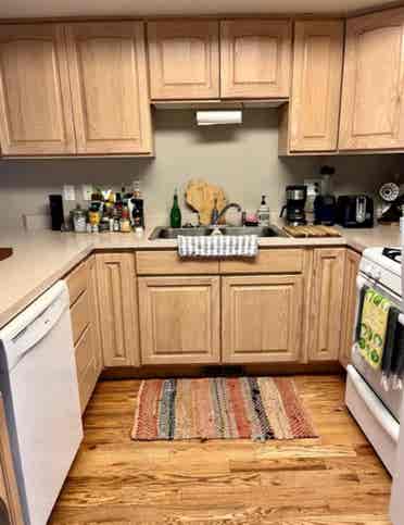 Private room available in townhouse