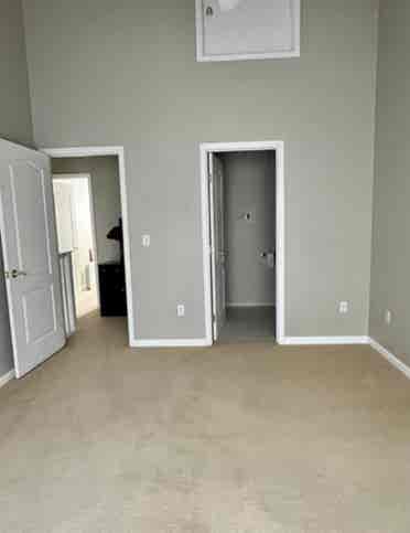 Private room available in townhouse