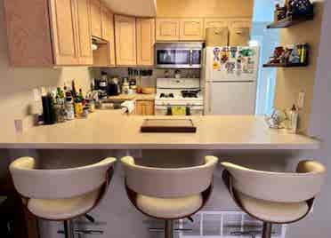 Private room available in townhouse