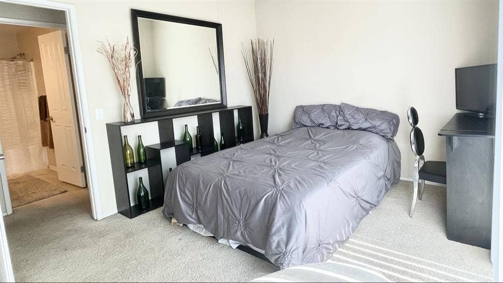 Deluxe PrivateBedroom | PrivateBath