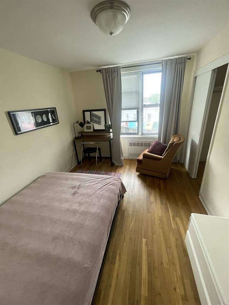 Looking for the FEMALE roommate