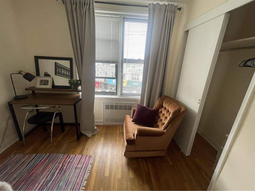 Looking for the FEMALE roommate