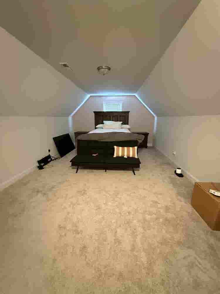 Spacious upstairs bedroom for rent