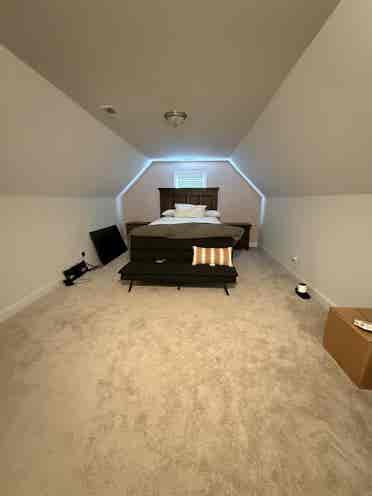 Spacious upstairs bedroom for rent