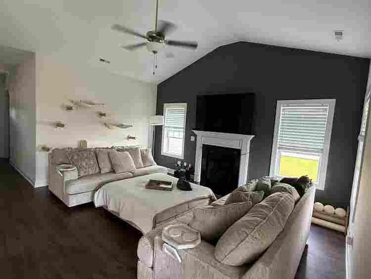 Spacious upstairs bedroom for rent