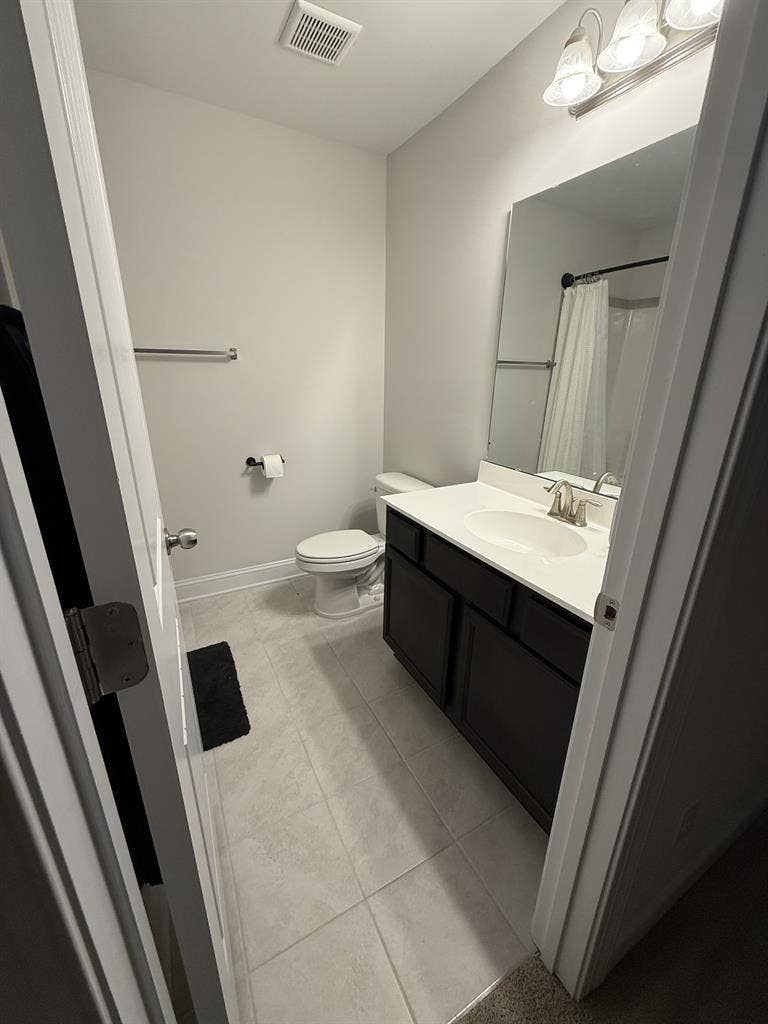 Spacious upstairs bedroom for rent