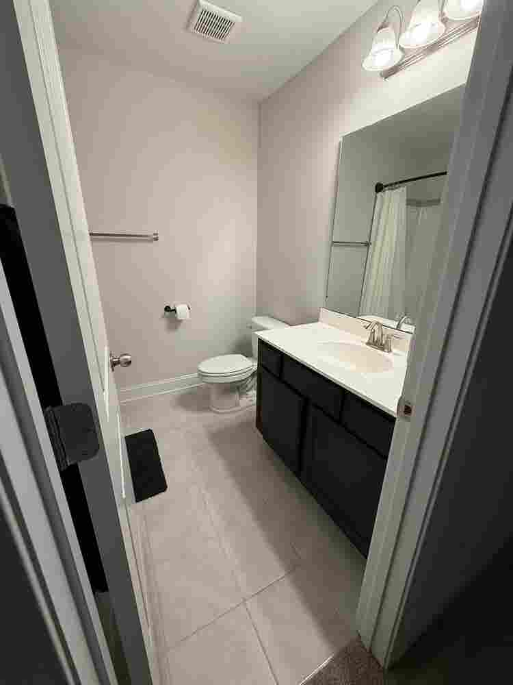 Spacious upstairs bedroom for rent