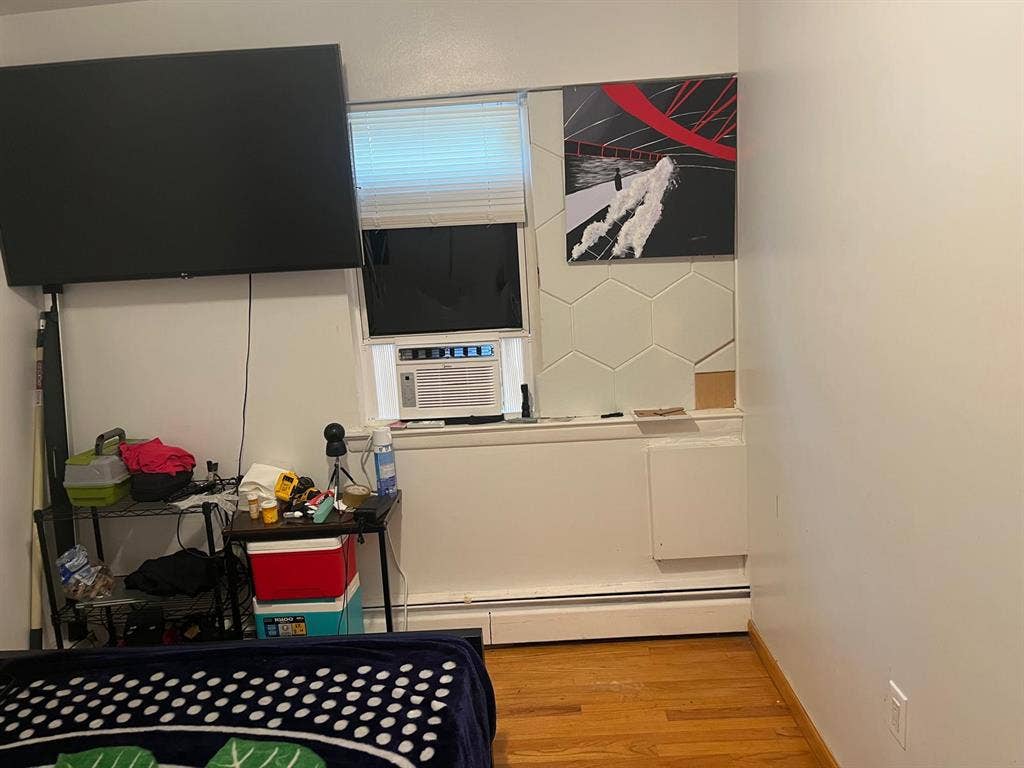 One room w/ bathroom (1 person)