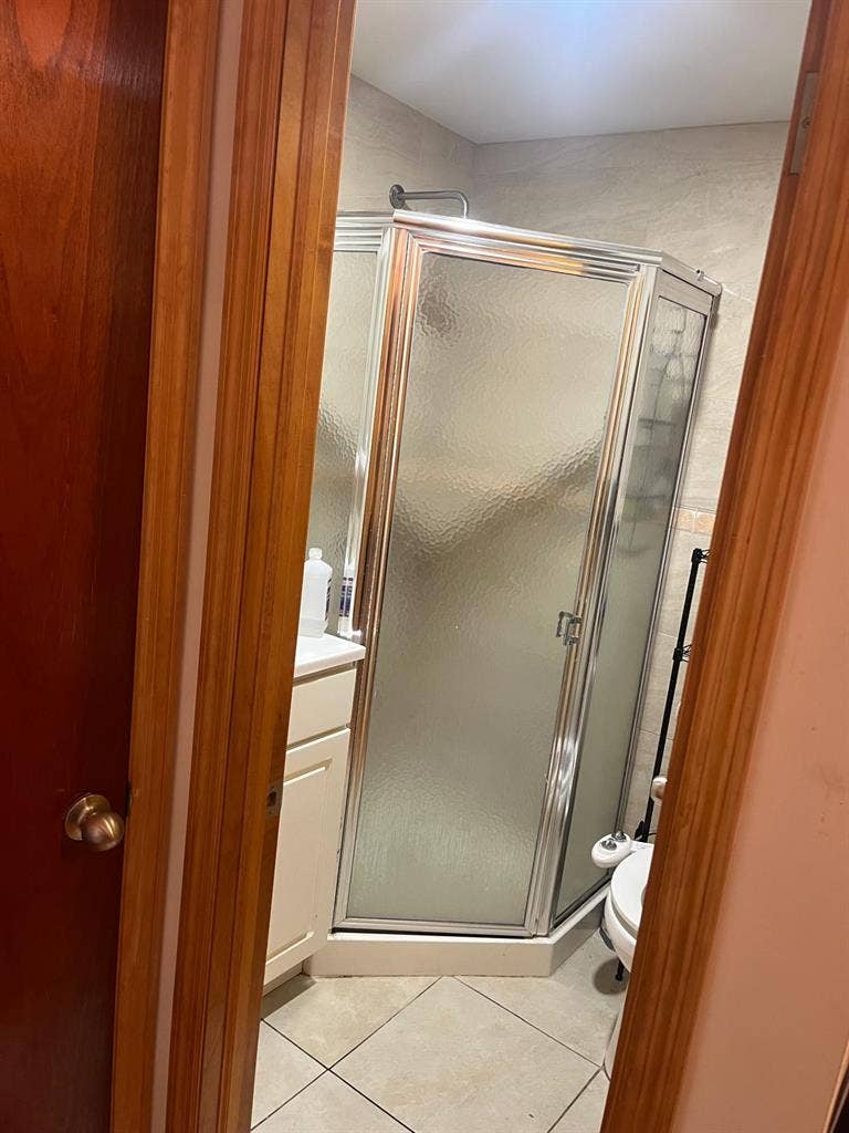One room w/ bathroom (1 person)
