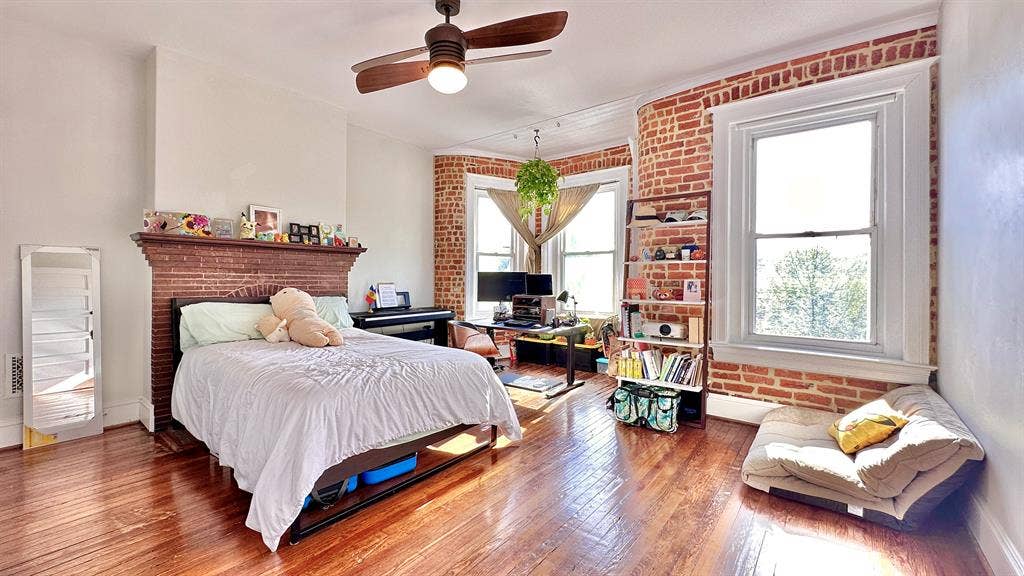 HUGE BEDROOM WITH 4 LARGE WINDOWS