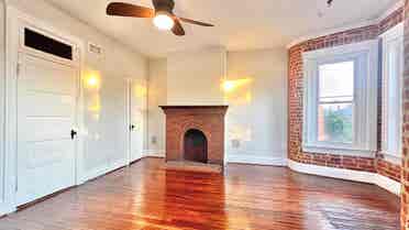 HUGE BEDROOM WITH 4 LARGE WINDOWS