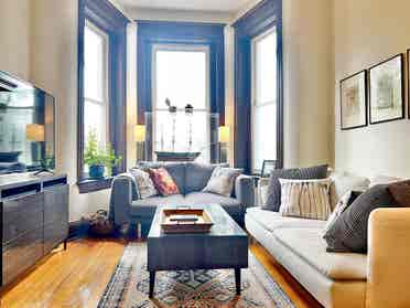 HUGE BEDROOM WITH 4 LARGE WINDOWS