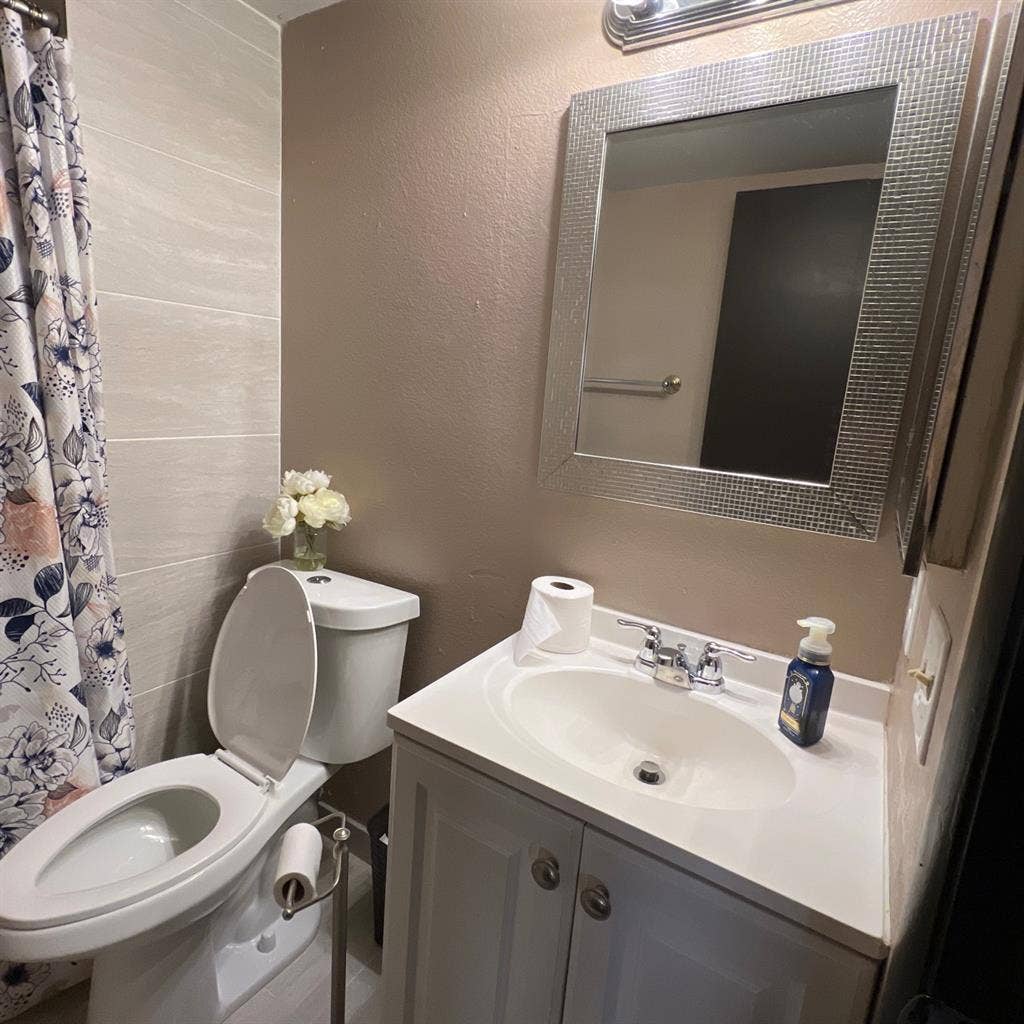 Room 5 mins away from China Town
