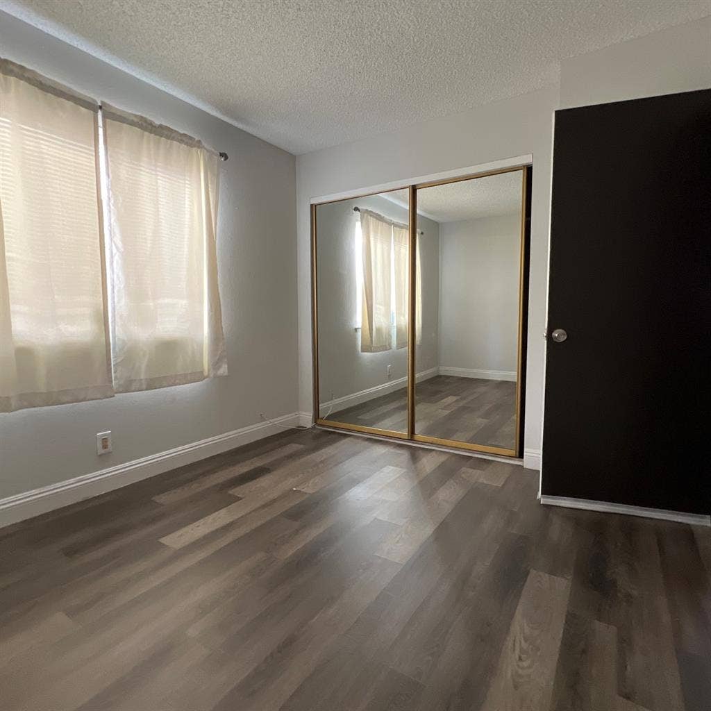 Room 5 mins away from China Town