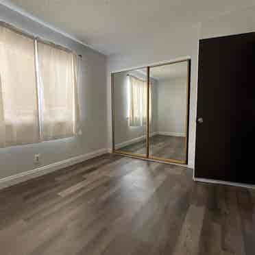 Room 5 mins away from China Town
