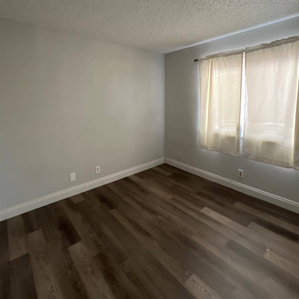 Room 5 mins away from China Town