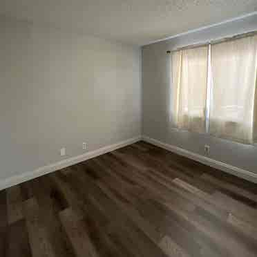 Room 5 mins away from China Town