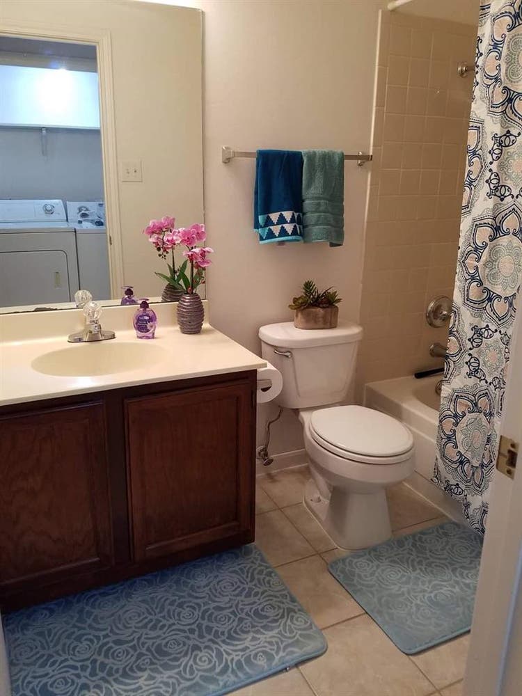 Near Med CTR room w/ private BR