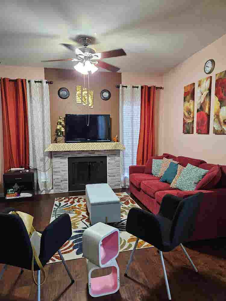 Near Med CTR room w/ private BR