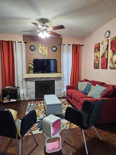 Near Med CTR room w/ private BR