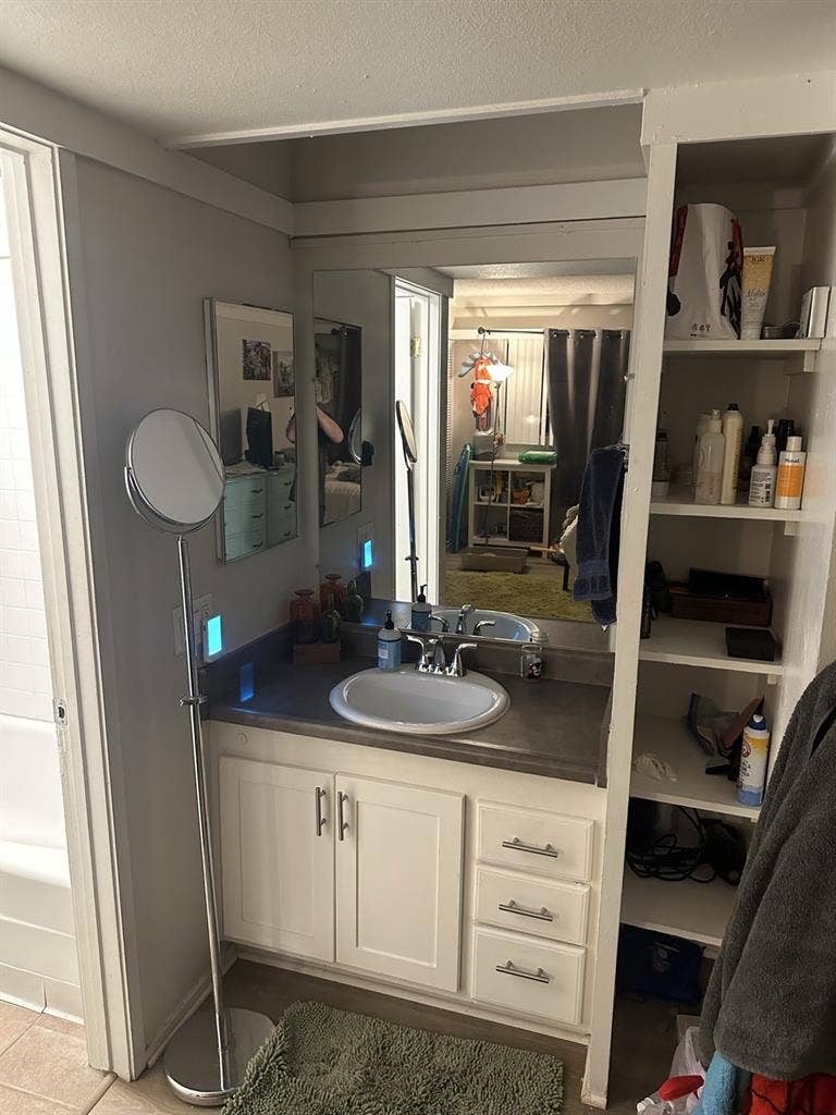 Large master bedroom for rent
