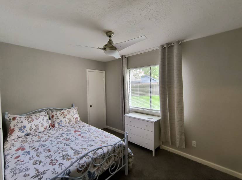 Move in ready-
Rent by the room