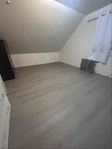 Medium sized room on second floor