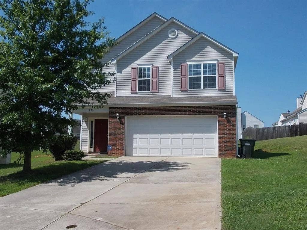 NEWLY RENOVATED MOVE IN READY