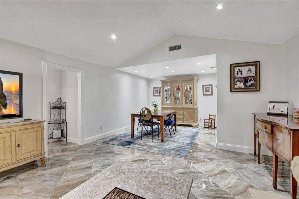Private room for rent -/Month